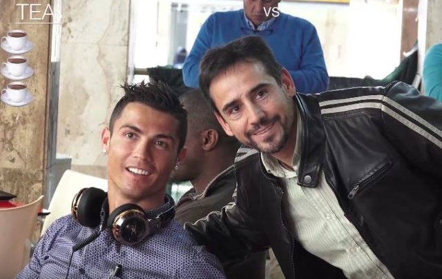 Cristiano Ronaldo harcelé à la terrasse d'un café pour des photos / Capture Youtube