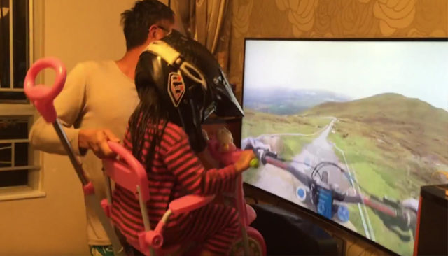 Un papa s'amuse avec sa fille en lui simulant une descente de VTT / Capture Youtube