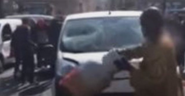 Un homme devient fou et détruit sa voiture en pleins Paris ! / Capture Youtube