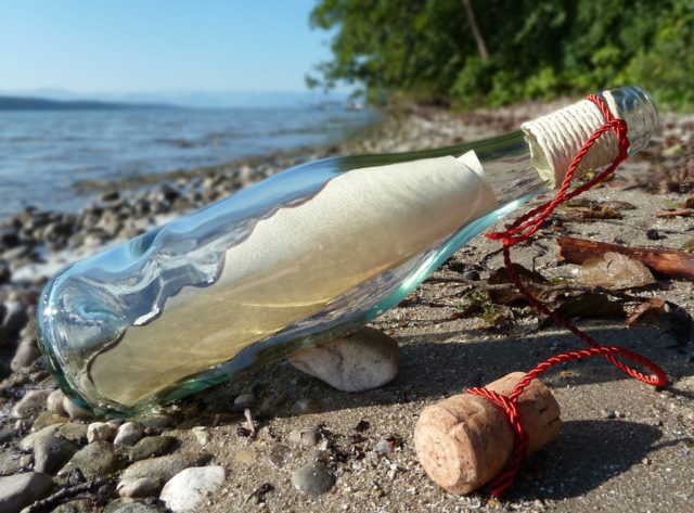 Illustration d'une bouteille posée sur une plage / Pixabay