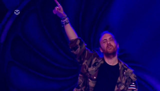 David Guetta rendant un bel hommage à Prince / Capture Facebook Tomorrowland Brasil