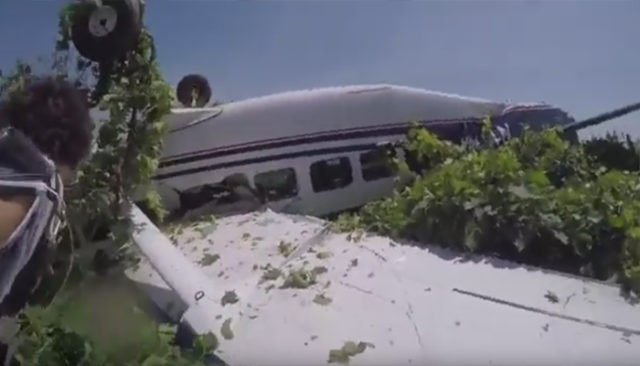 Le spectaculaire accident d'avion filmé par l'un des parachutistes / Capture Youtube