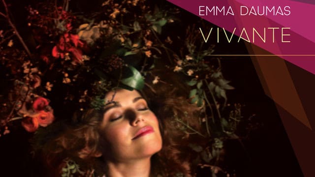Emma Daumas sur la pochette de son nouvel album "Vivante" / Via CP