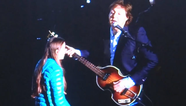 Paul McCartney aux côtés d'une jeune fille de 10 ans à la basse / Capture Youtube