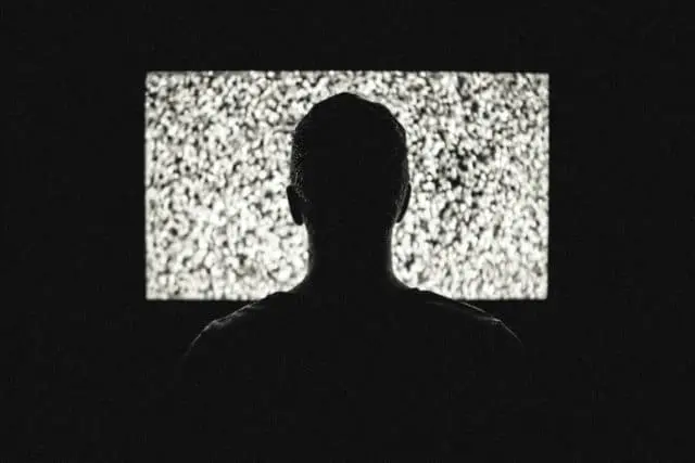 Un homme hypnotisé par une émission de TV / CC