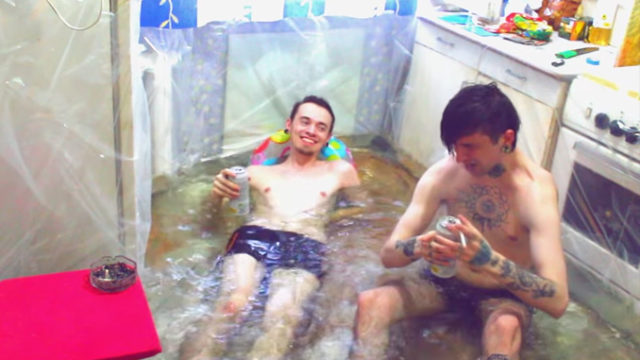 Des russes ont transformé leur cuisine en... piscine ! / Capture Youtube