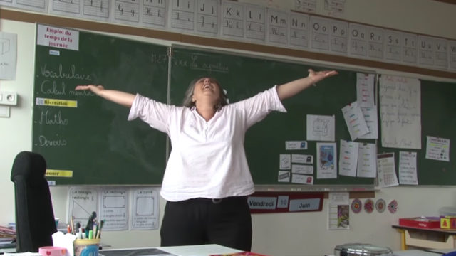 Cécile Mouré, l'enseignante qui chante "libérée des livrets" et fait un véritable buzz / Capture Youtube
