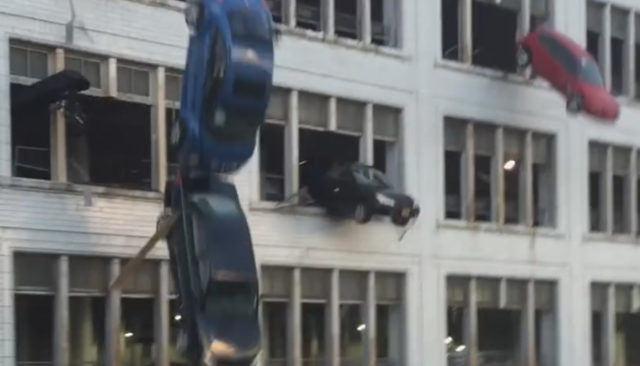 Des voitures tombent d'un immeuble de Cleveland pour Fast And Furious 8 / Capture Youtube