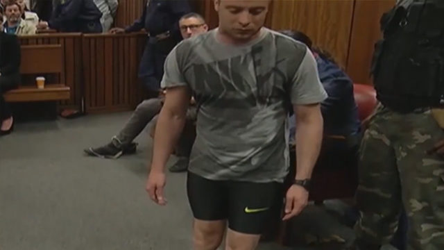 Oscar Pistorius marchant sans ses prothèses à l'audience / Capture Youtube
