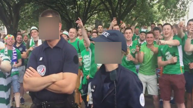 Une policière française se fait draguer pendant l'Euro par des Irlandais / Capture Youtube