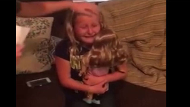 La petite Emma, 10 ans heureuse de pouvoir jouer avec une poupée qui lui ressemble / Capture Facebook