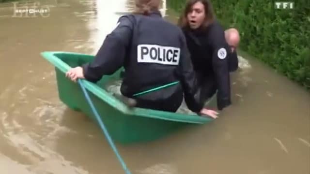 Des policiers tombe à l'eau pendant les inondations / Capture TF1