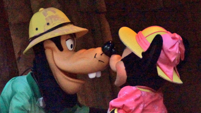 Dingo semblant flirter avec Minnie dans un parc Disney / Capture Twitter Flower @florrchata 