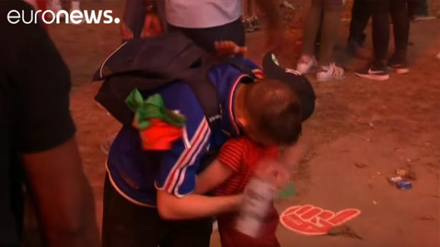 Un supporter français en larmes se fait réconforter par un petit garçon portugais !