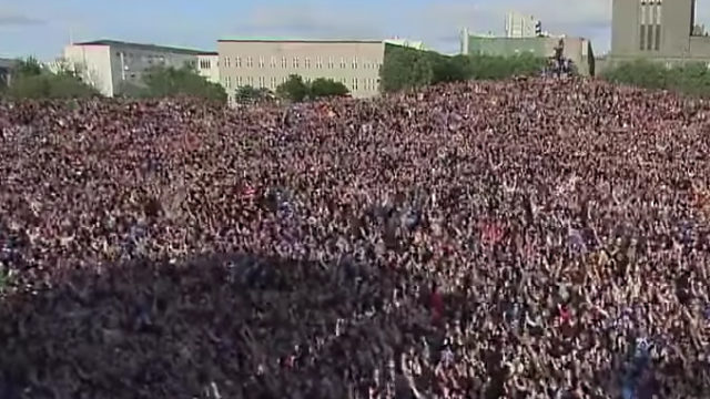 Le Viking Clap repris par des milliers de supporters Islandais au retour de leur Équipe / Capture Youtube