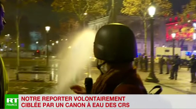  Une journaliste visée par un canon à eau pendant une interview sur les Champs-Élysées