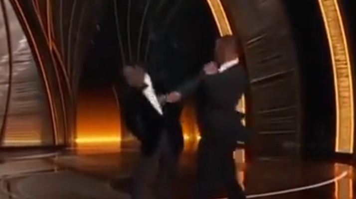  Oscars. L’image surréaliste de Will Smith, montant sur scène pour venir frapper l’acteur Chris Rock après une mauvaise blague sur sa femme