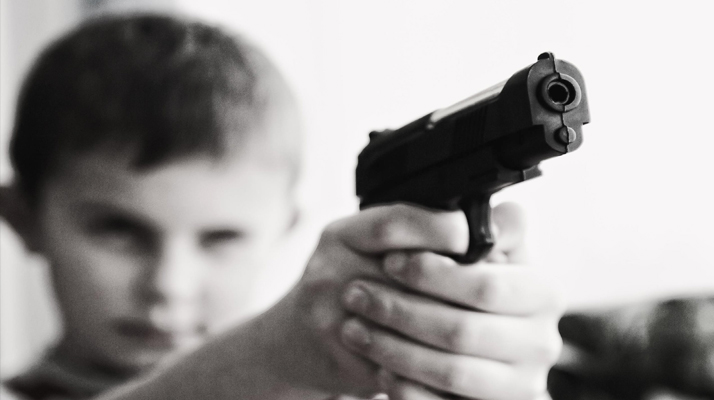  États-Unis : âgé de 2 ans, il tue son père par accident avec l’arme de ses parents