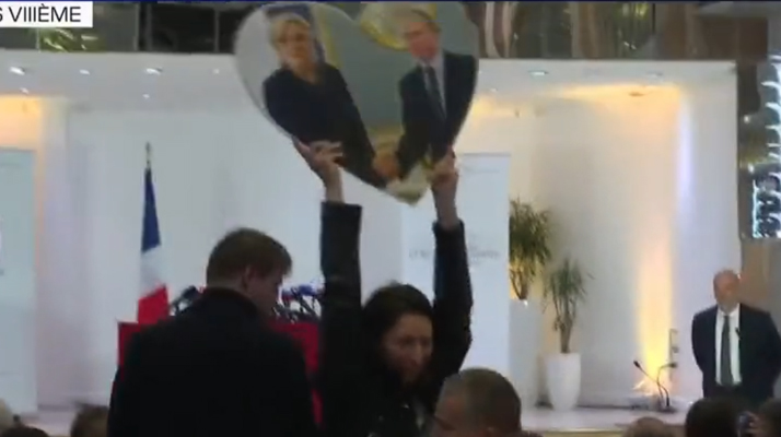  Présidentielle. Une militante brandit une pancarte au cours de la conférence de Marine Le Pen