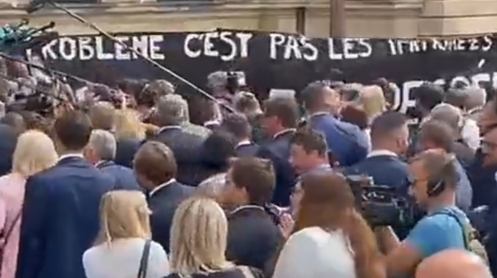  Paris. Incident ce matin devant l’entrée de l’Assemblée nationale quand une écologiste a brandi une banderole : « le problème c’est pas les immigré.es, c’est les 3 degrés ! »