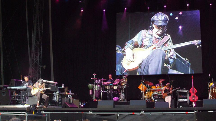  Le guitariste Carlos Santana s’effondre en plein concert