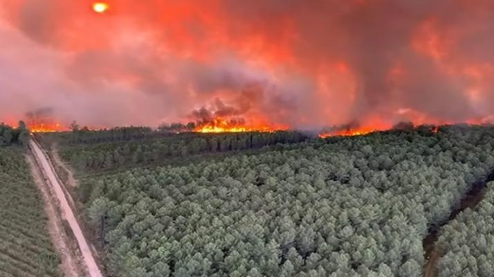  Incendies en Gironde : les terribles images de la reprise du feu qui s’approche dangereusement de la Dune du Pilat