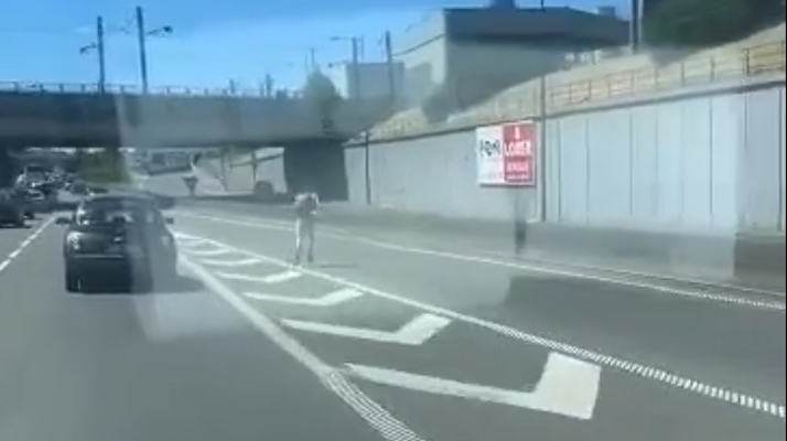  Val-de-Marne : un homme filmé en rollers sur l’autoroute A86