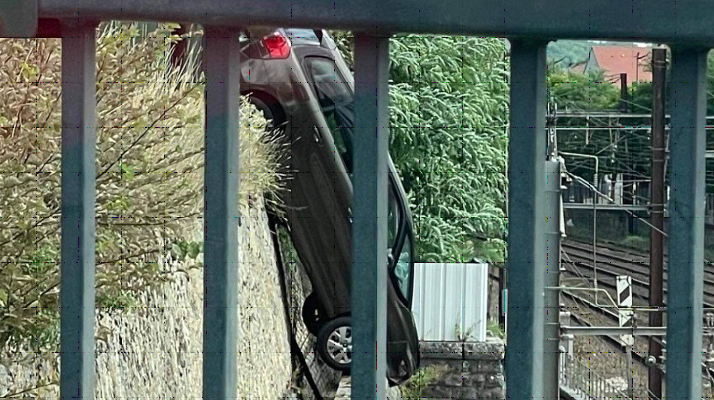  Essonne : un véhicule retrouvé suspendu au dessus des voies de la ligne C