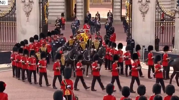 Décès d’Elizabeth II : revivez la procession du cercueil de la Reine qui est entré à Westminster Hall
