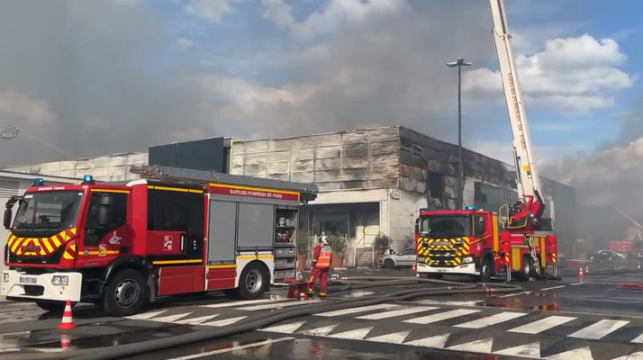  Val-de-Marne. Un violent incendie ravage un entrepôt de 7000m² à Rungis