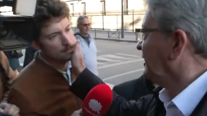  Le geste de Jean-Luc Mélenchon au journaliste de Quotidien, Paul Gasnier, qui ne passe pas !