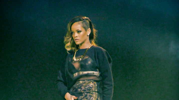  La chanteuse Rihanna annonce son grand retour avec un nouveau titre intitulé « Lift Me Up » après six ans d’absence